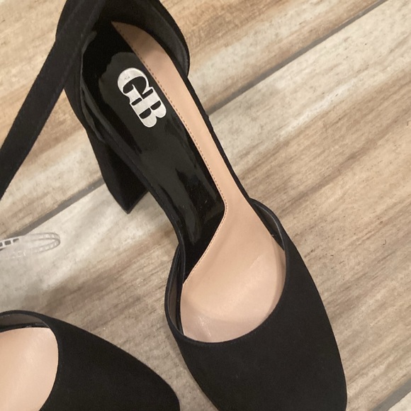 GB
Runway Suede Ankle Strap
Platform Pumps - Picture 4 of 8